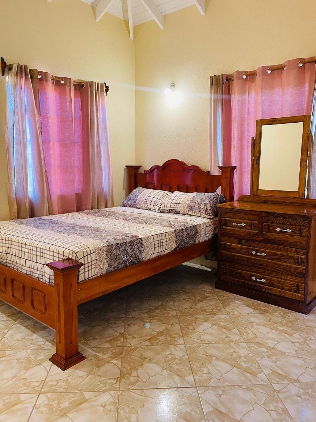 Castle Berry Apartments كينغستاون المظهر الخارجي الصورة